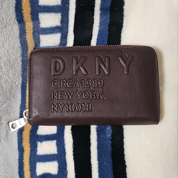 DKNY Wallet - Picture 1 of 5